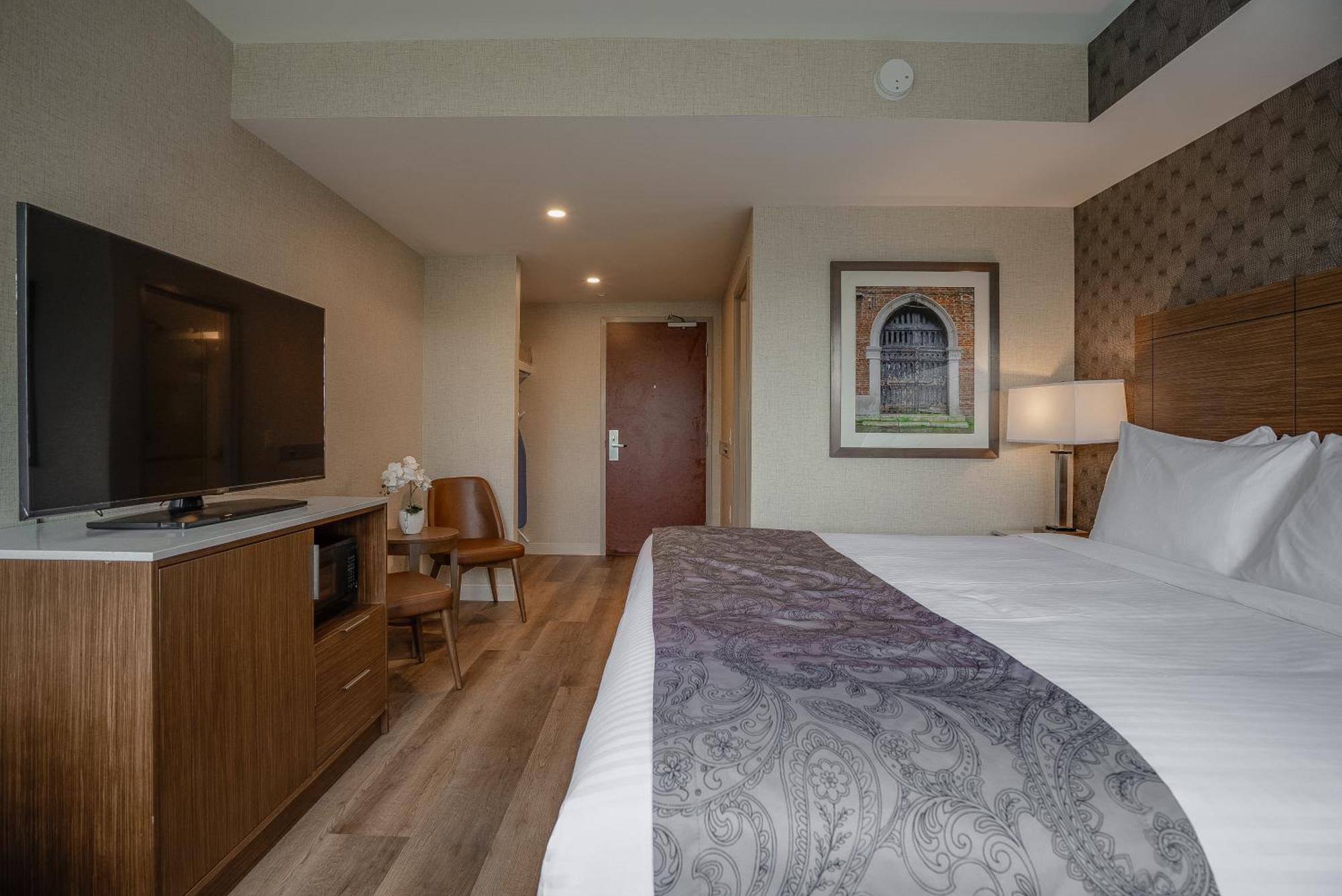 Monte Carlo Inn Oakville Suites Buitenkant foto